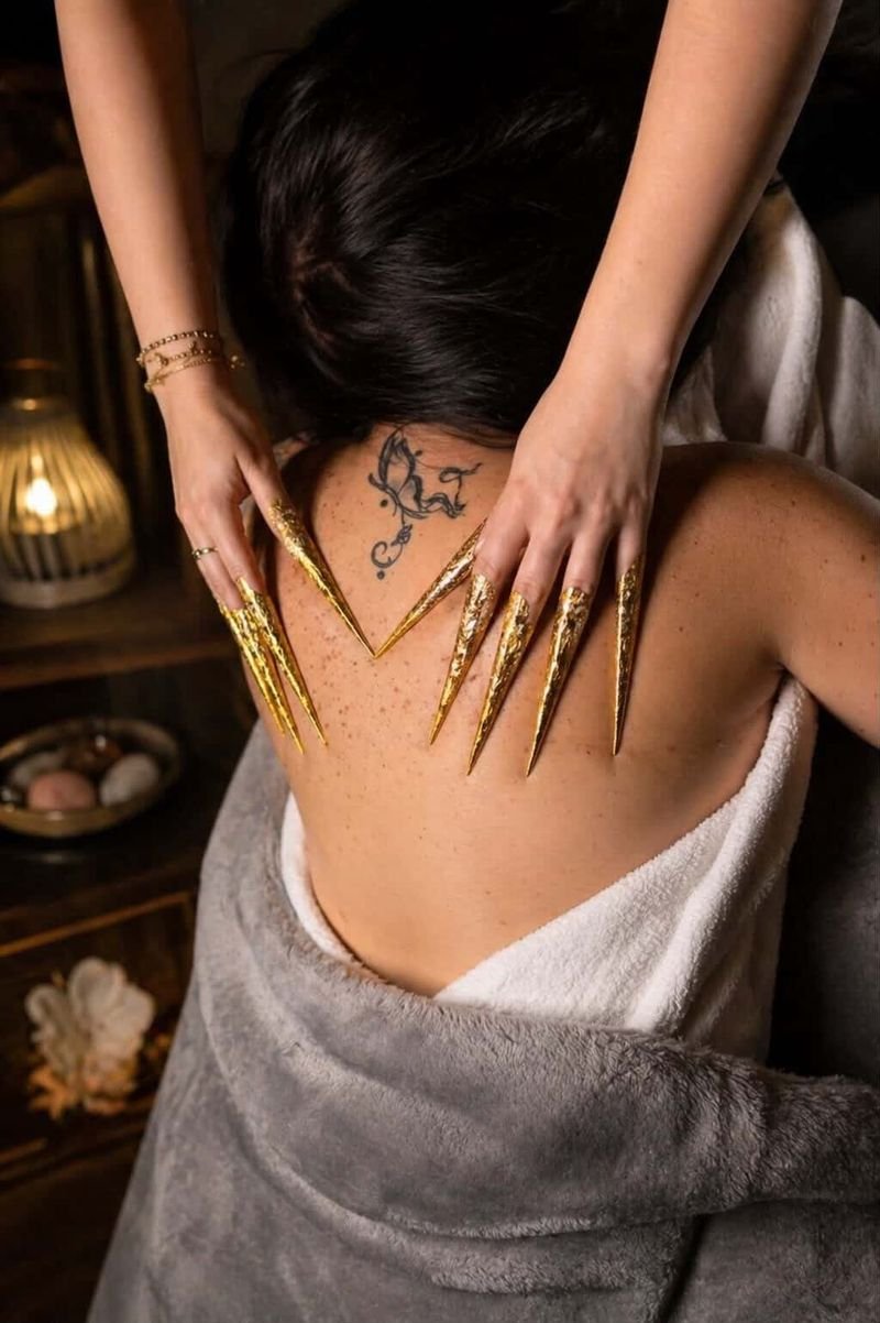 Massage du dos avec des ongles dorés sensoriels